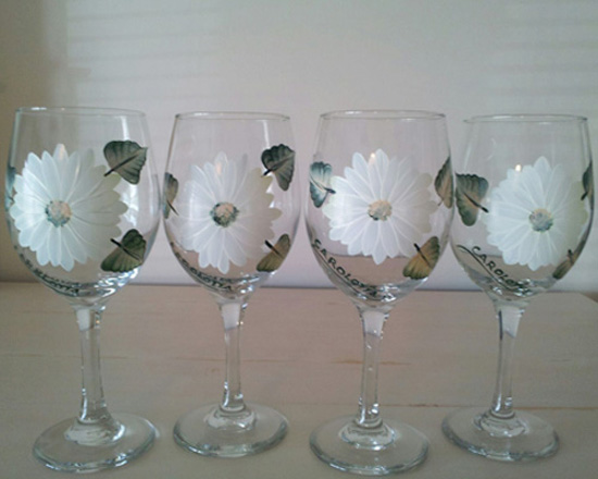 Hand Painted White Daisy Wine Glass